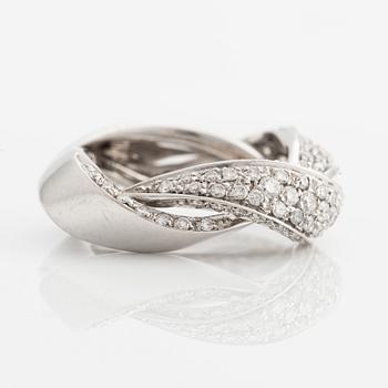 H Strömdahl ring in 18K white gold with round brilliant-cut diamonds.