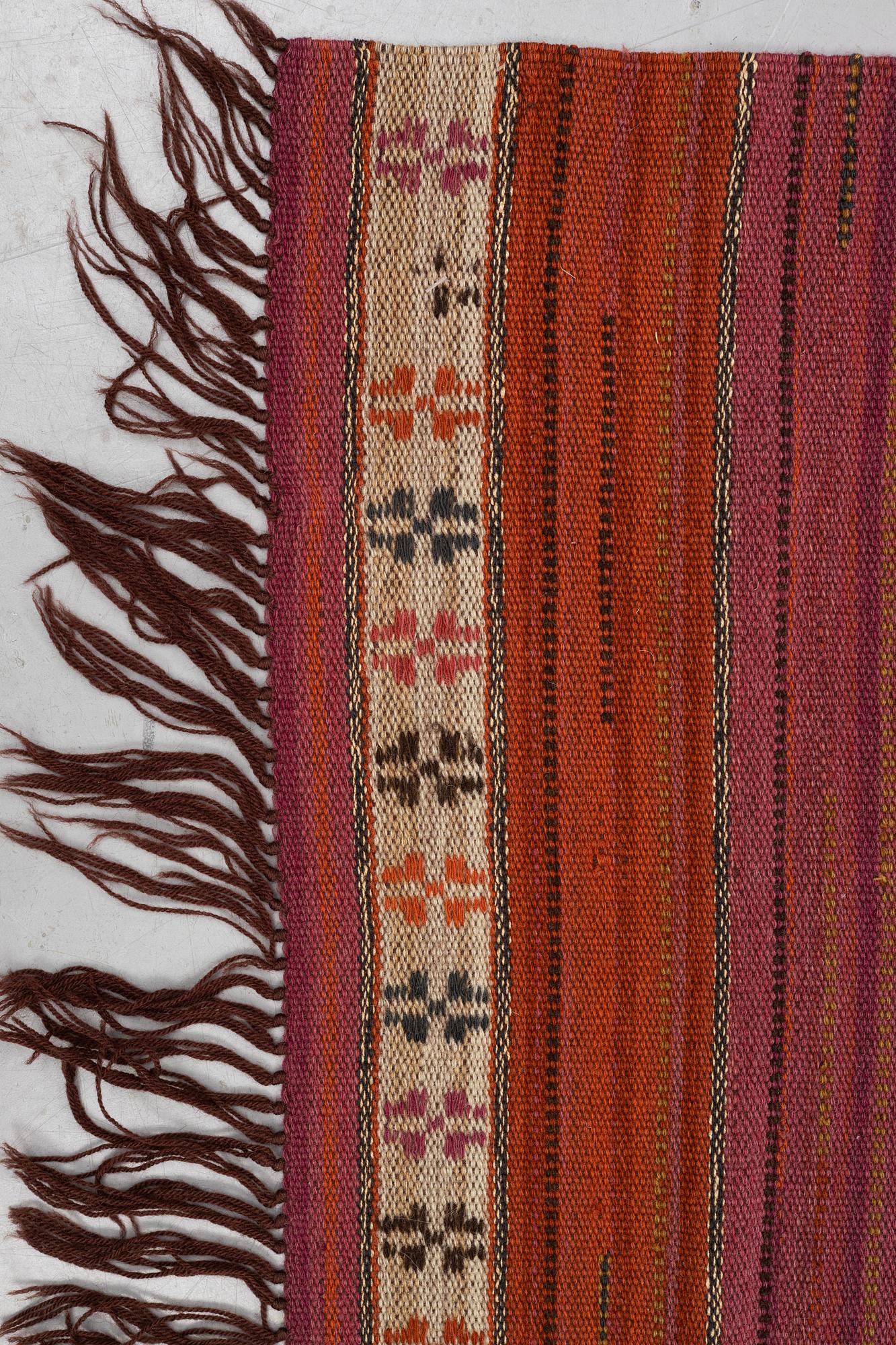 Märta Måås-Fjetterström, draperi "Röda Duchatell", rölakan, ca 290,5 x 145,5 cm, signerad MMF.