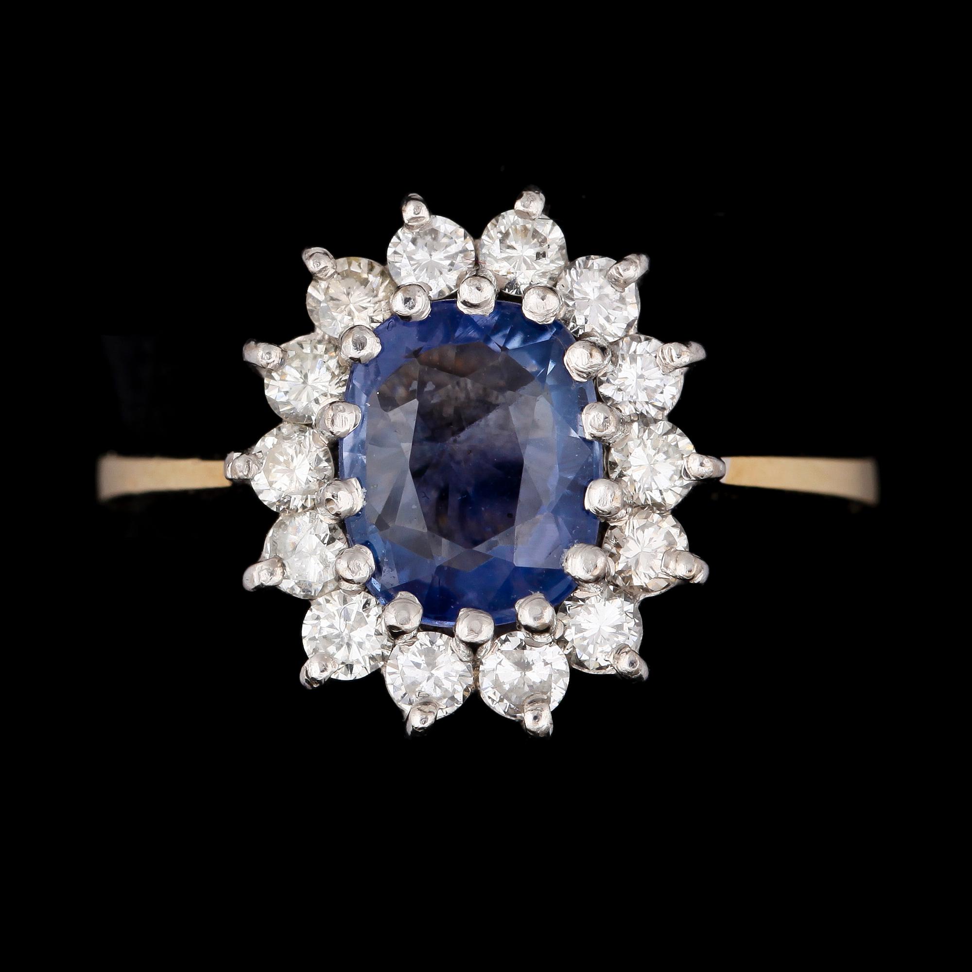 RING, 18k guld oval fasettslipad blå safir o briljantslipade diamanter tot ca0,63ct. Vikt 4,6g.