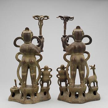 FIGURINER, 2 st, brons, Kina omkring 1900.