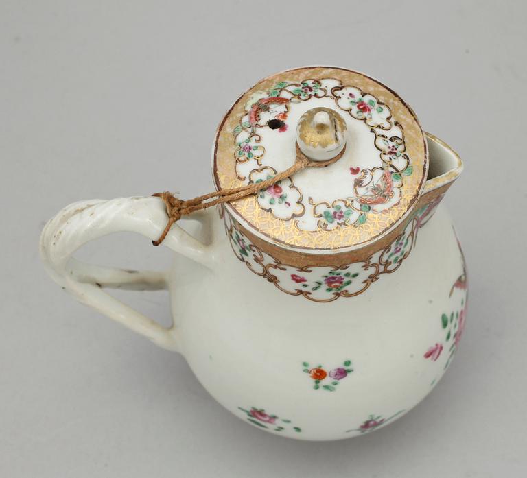 SOCKERSKÅL med LOCK och GRÄDDKANNA, kompaniporslin. Qing dynastin, Qianlong (1736-95).