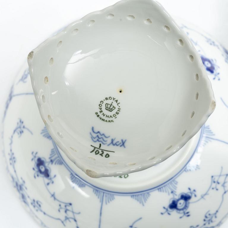 Royal Copenhagen, Serveringsskålar, tre stycken samt terrin, porslin, "Musselmalet helblond" (Blue fluted full lace), 1968-73.