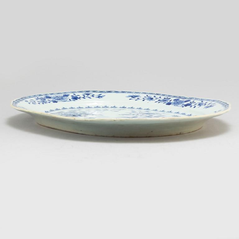 A blue and white serving dish, Qing dynasty, Qianlong (1736-95).