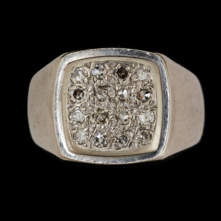 KLACKRING, 18k vitguld med 16 briljantslipade diamanter tot ca 0,064 ct. Vikt ca 8 gram.