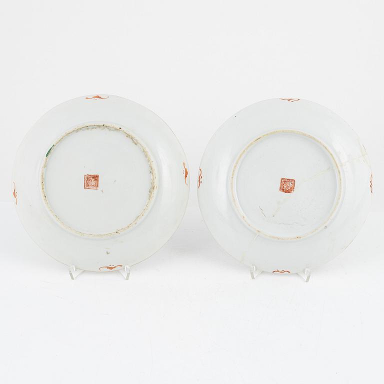 A pair of famille rose dishes, Qing dynasty, circa 1900.