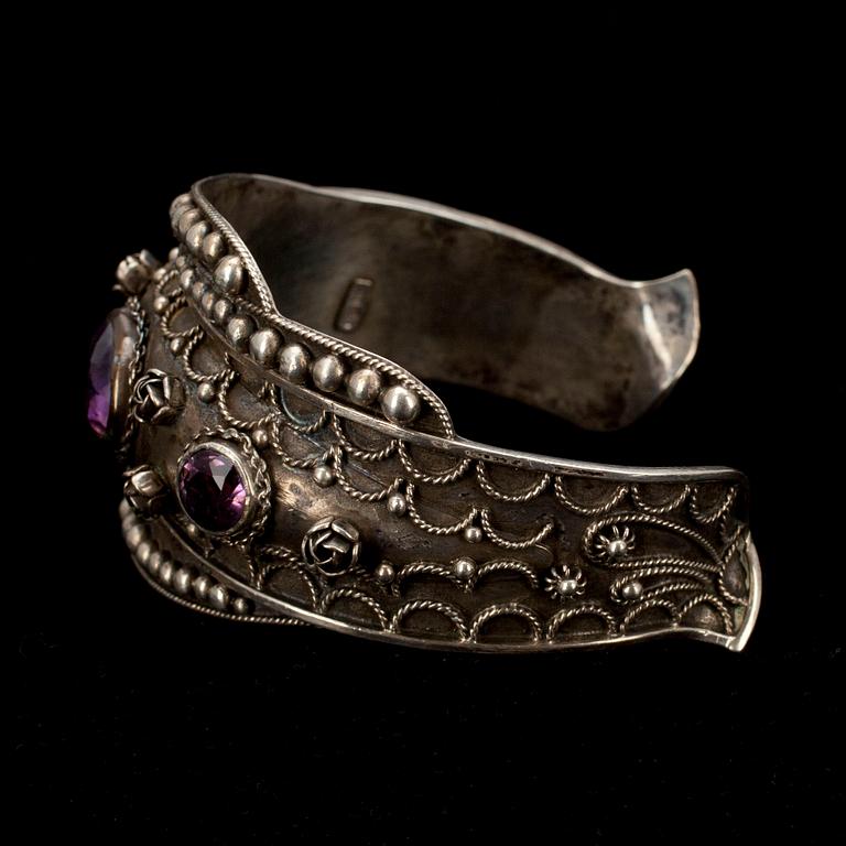 ARMRING, silver samt fasettslipade ametister. 1900-talets hälft. Vikt 37,5 g.