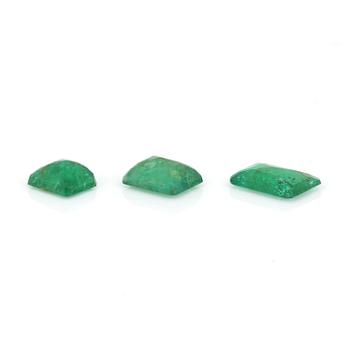 SMARAGDER, 3 st, smaragdslipade, total vikt ca 3,75 ct.