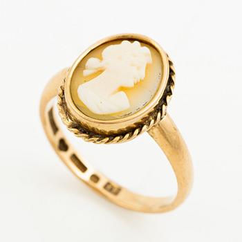 Ring 18K gold with a shell cameo.