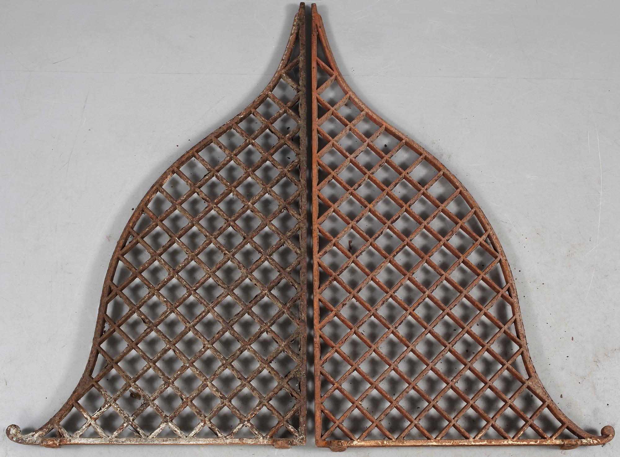 SPILTGALLER, ett par, gjutjärn, 1800-tal.