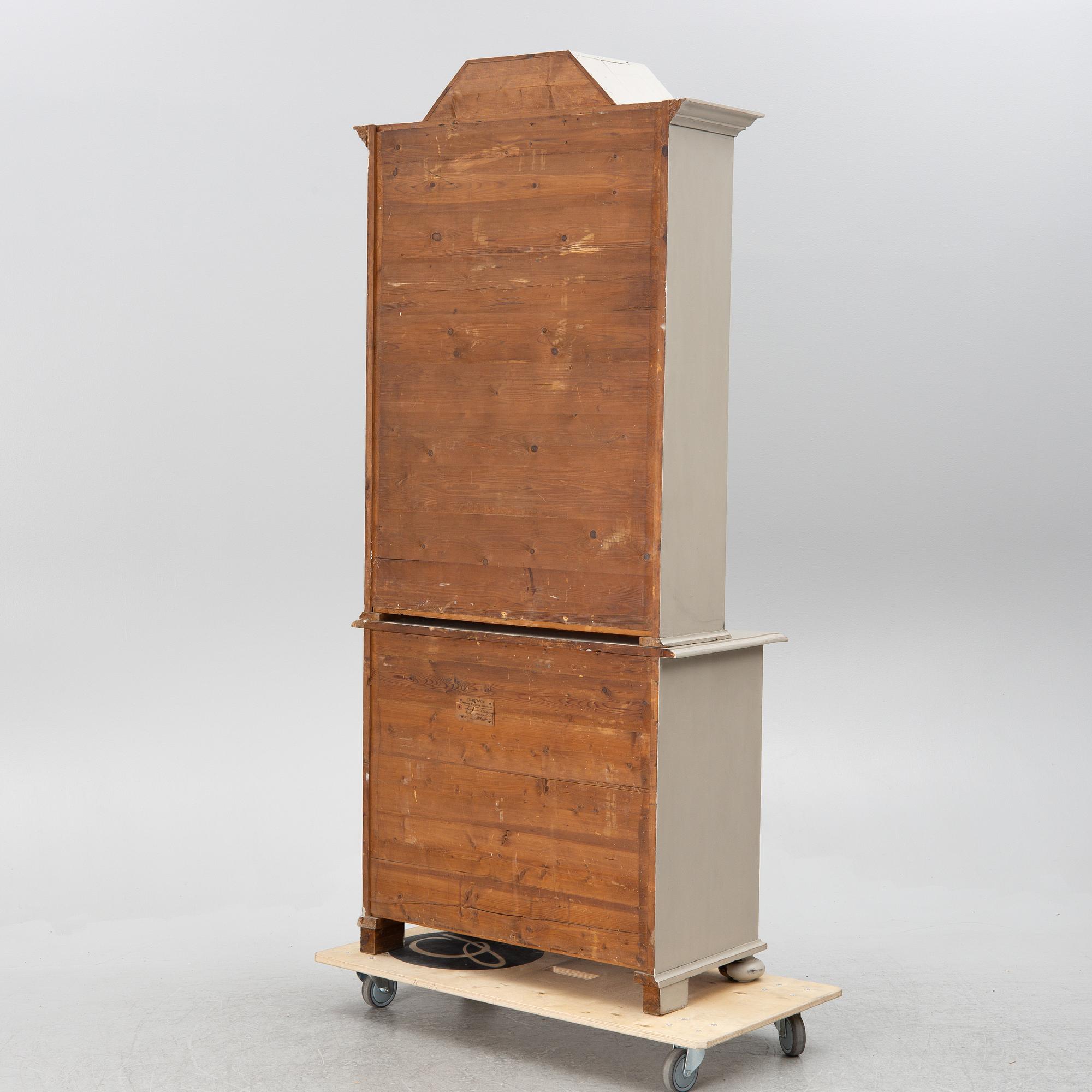 Display cabinet, from around the year 1900.