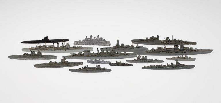 VATTENLINJESKEPP, ca 25 st, bl.a. tenn och plast.