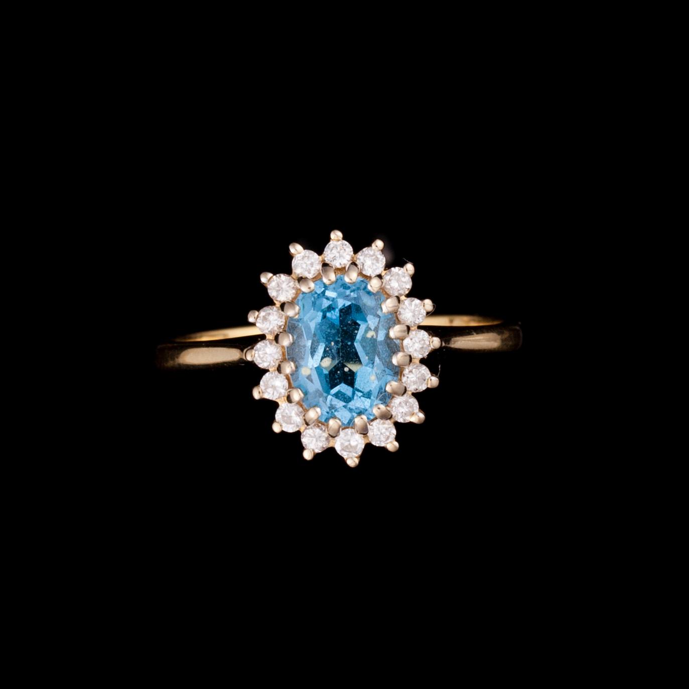 RING, 18K guld, topas, diamanter. Vikt ca 3,4 g.