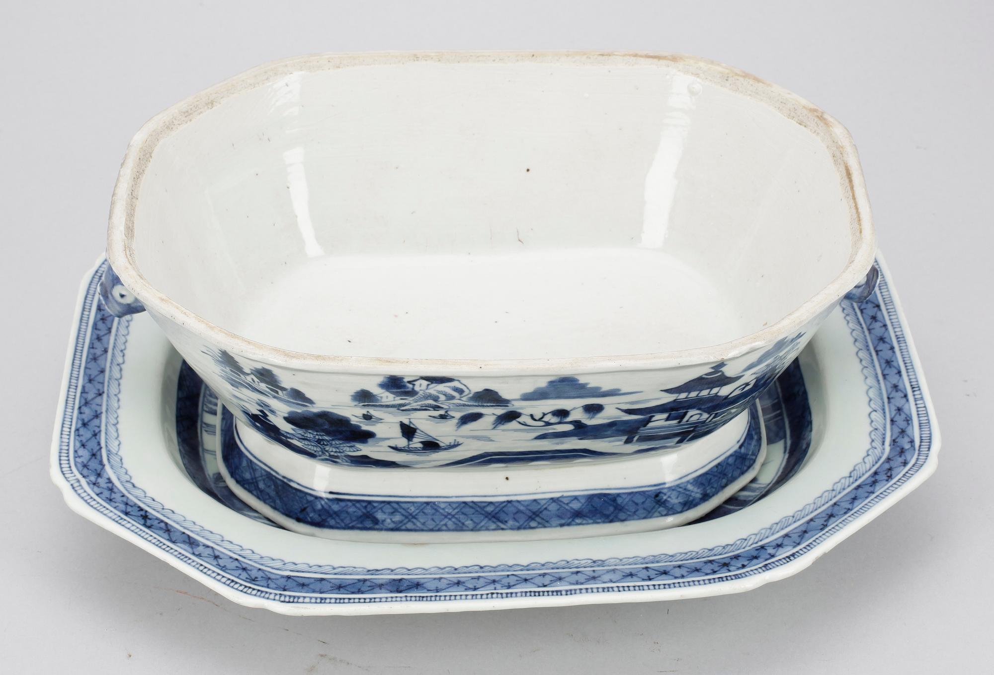 TERRIN MED LOCK OCH FAT, porslin, Jiaqing, Kina tidigt 1800-tal.