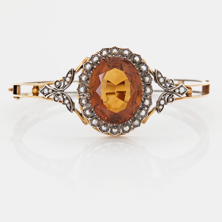 A BANGLE.