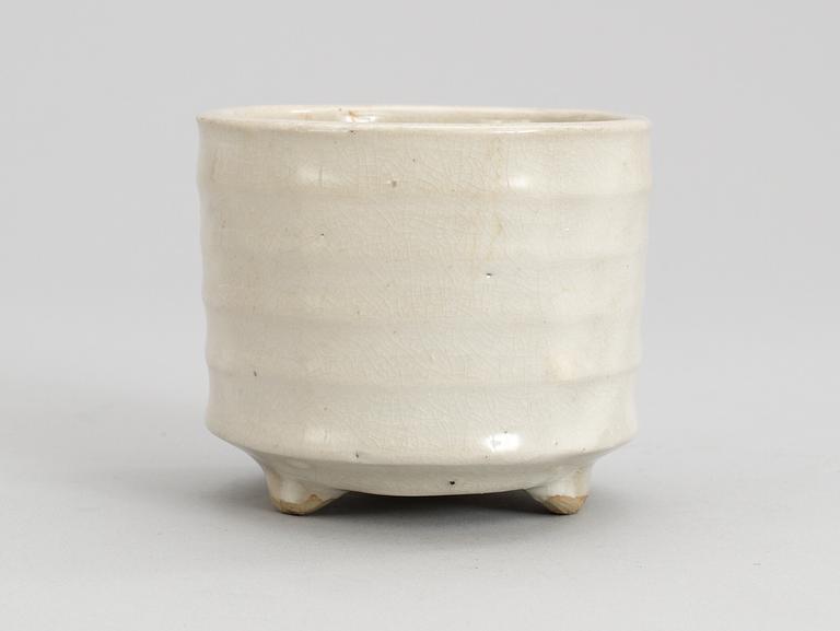 A white glazed censer, Qing dynasty, 19th Century.
