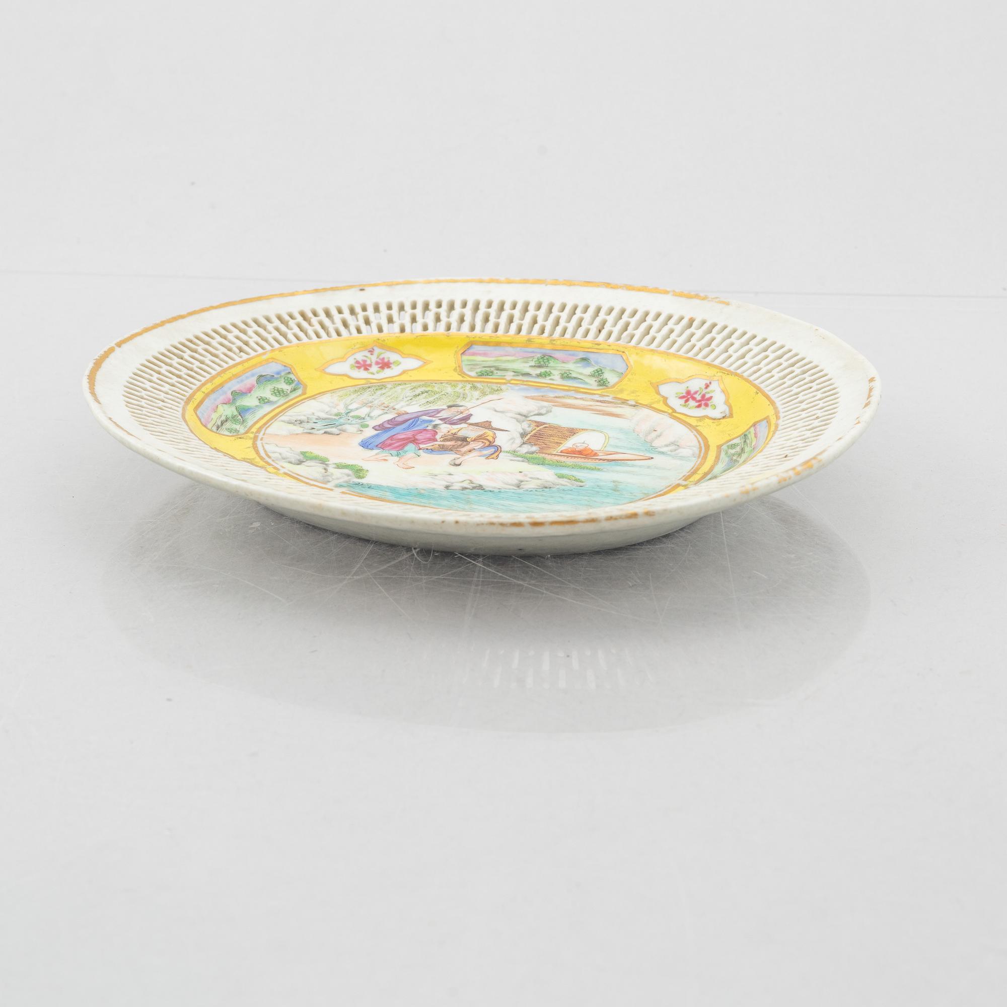 A porcelain dish, Canton, China, 19th Century.