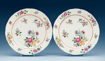 1424. A pair of famille rose chargers, Qing dynasty, Qianlong (1736-95). (2).