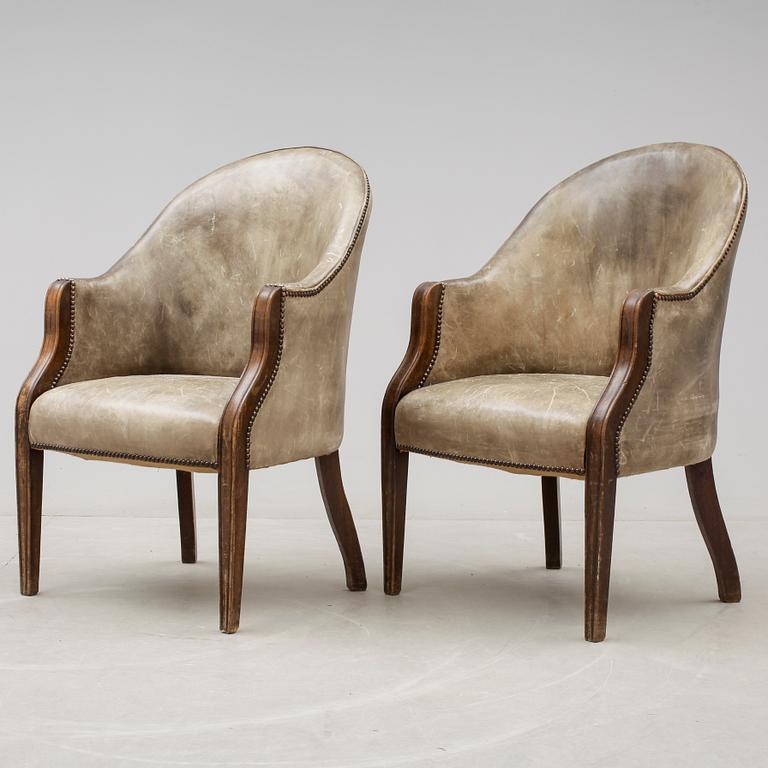 FÅTÖLJER, ett par, skinn, 1900-talets första hälft.