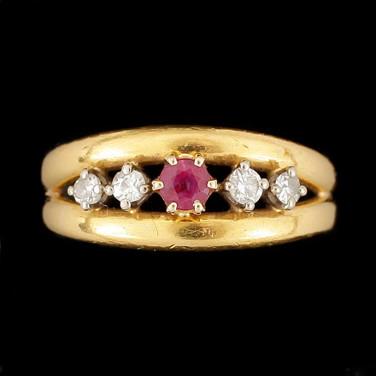 Ring, 23k guld, facettslipad rubin samt briljantslipade diamanter. Total vikt ca 10 g.