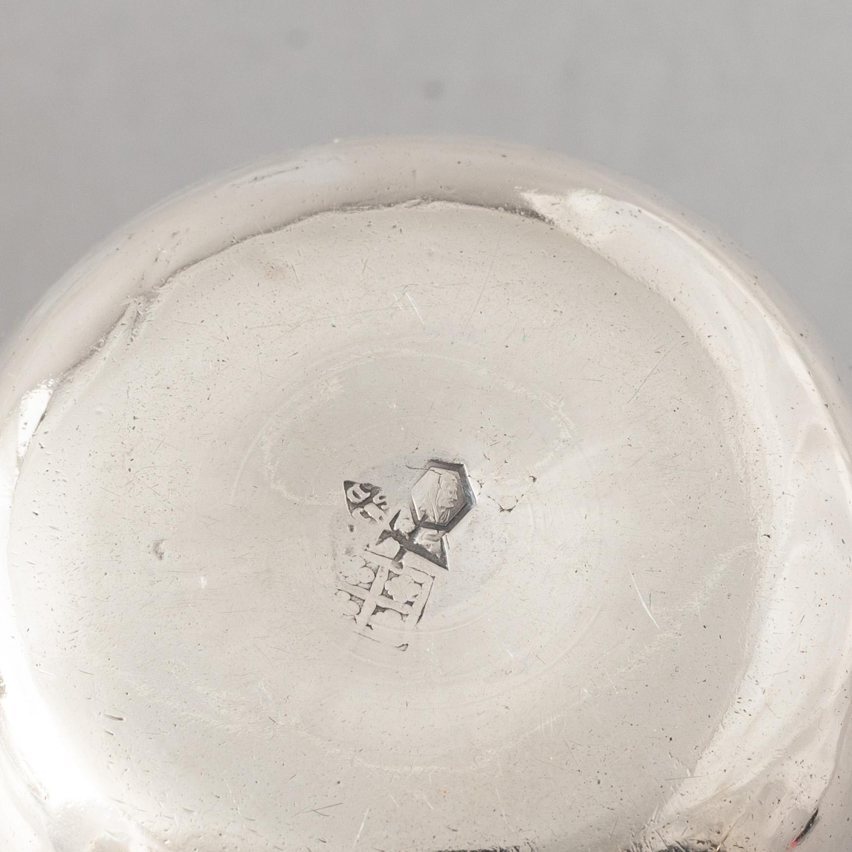 Fyra små silver bägare, 1800-tal, tre från Frankrike och en möjligen Tyskland (Darmstadt).