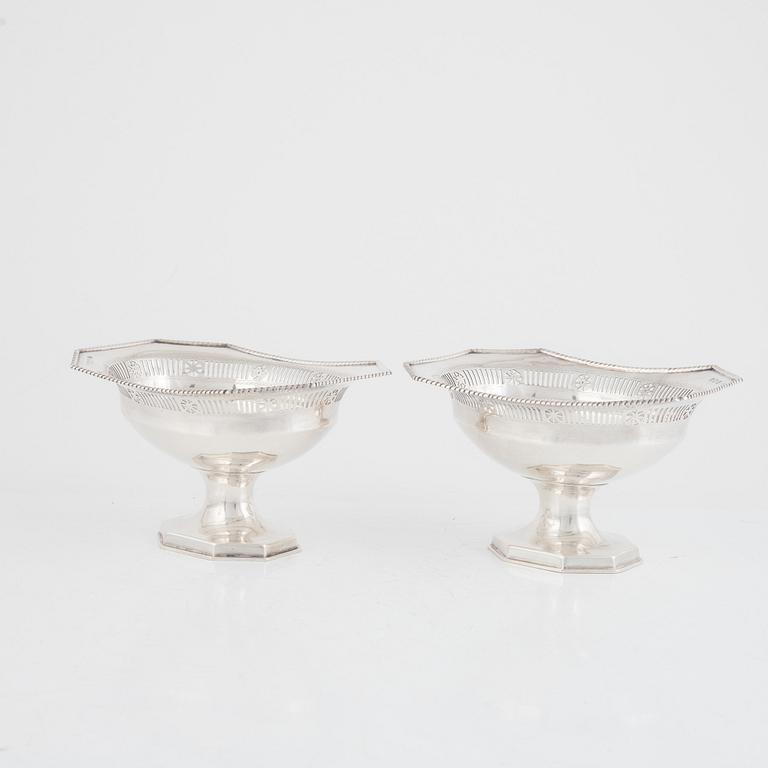 A pair of English silver bowls, mark of Elkington & Co Ltd, Birmingham, England 1912.