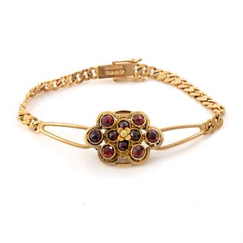 Gustaf Dahlgren & Co, Malmö, 1961. Bracelet in 18K gold with a centrepiece in 14K gold and garnets.