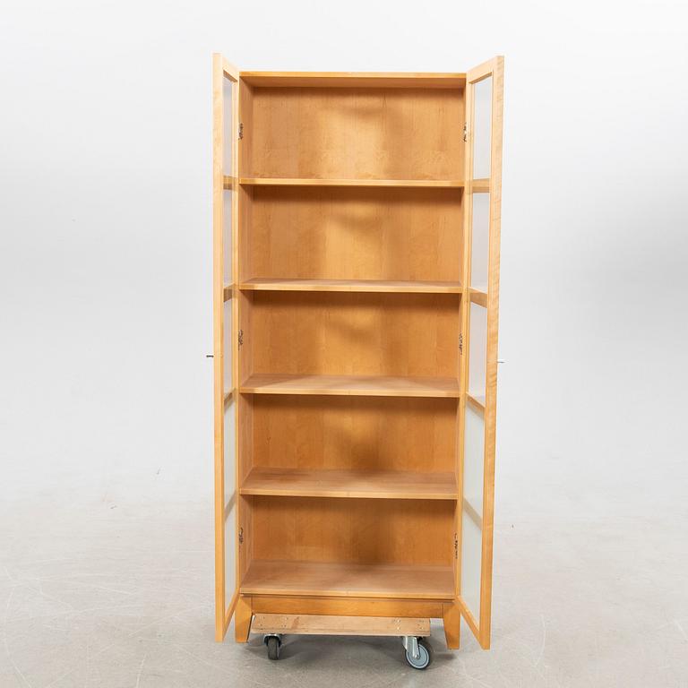 Vitrinskåp, Marit Stigsdotter ”Allegro”, Stolab 2004.