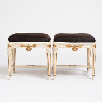 Taburetter, ett par, av Johan Erik Höglander (mästare i Stockholm 1777-1813), Gustavianska.