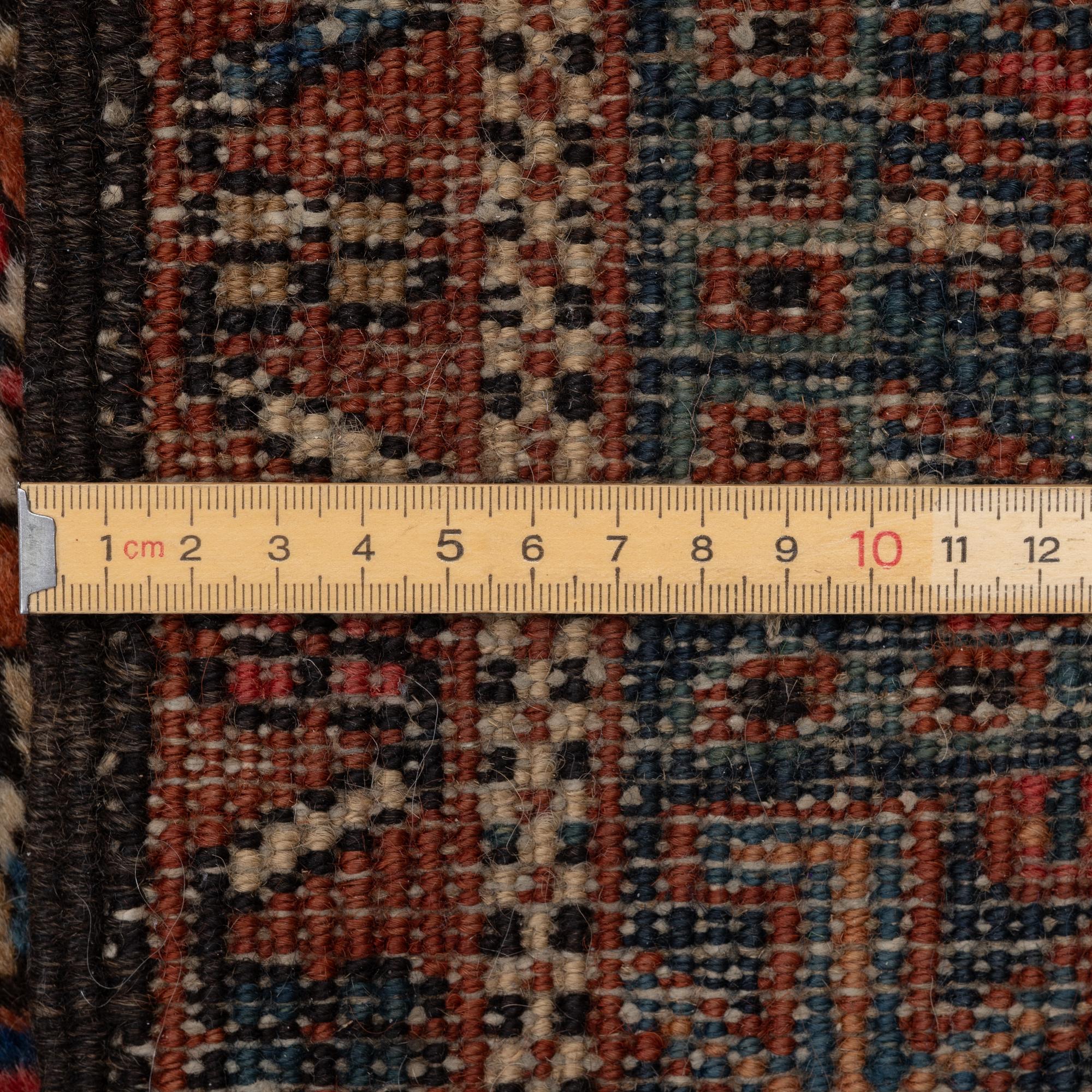 Gallerimatta, semiantik Karadja, ca 427 x 88 cm.