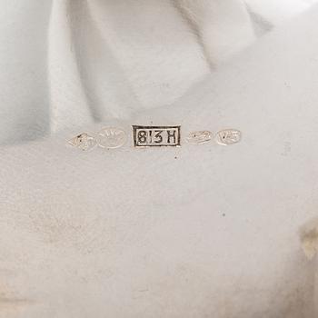 Ströare och senapsburk, silver, kontrollstämplad A. Tillander, Helsingfors 1926.