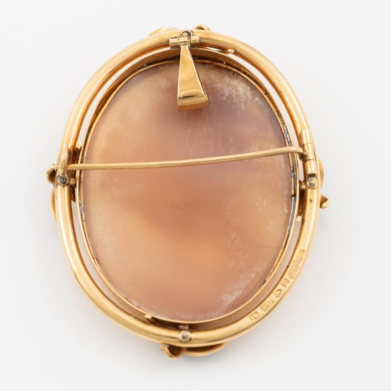 Brooch/pendant 18K gold with a shell cameo and enamel details.