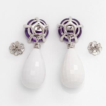 A pair of 18K white gold earrings with amethysts, agates, and brilliant-cut diamonds.