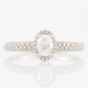 Ring 18K vitguld med ovalslipad diamant ca 0.47 carat.