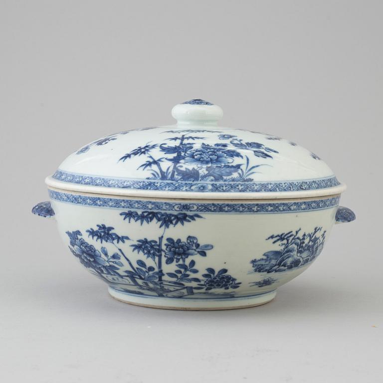 A blue and white export porcelain tureen with cover, Qing dynasty, Qianlong (1736-95).