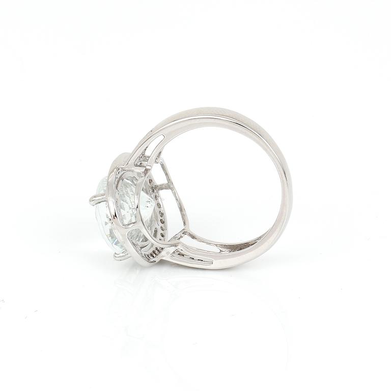 RING, 14K vitguld med ovalslipad goshenit ca 1,50 ct och små diamanter. Total vikt ca 4,83 g.