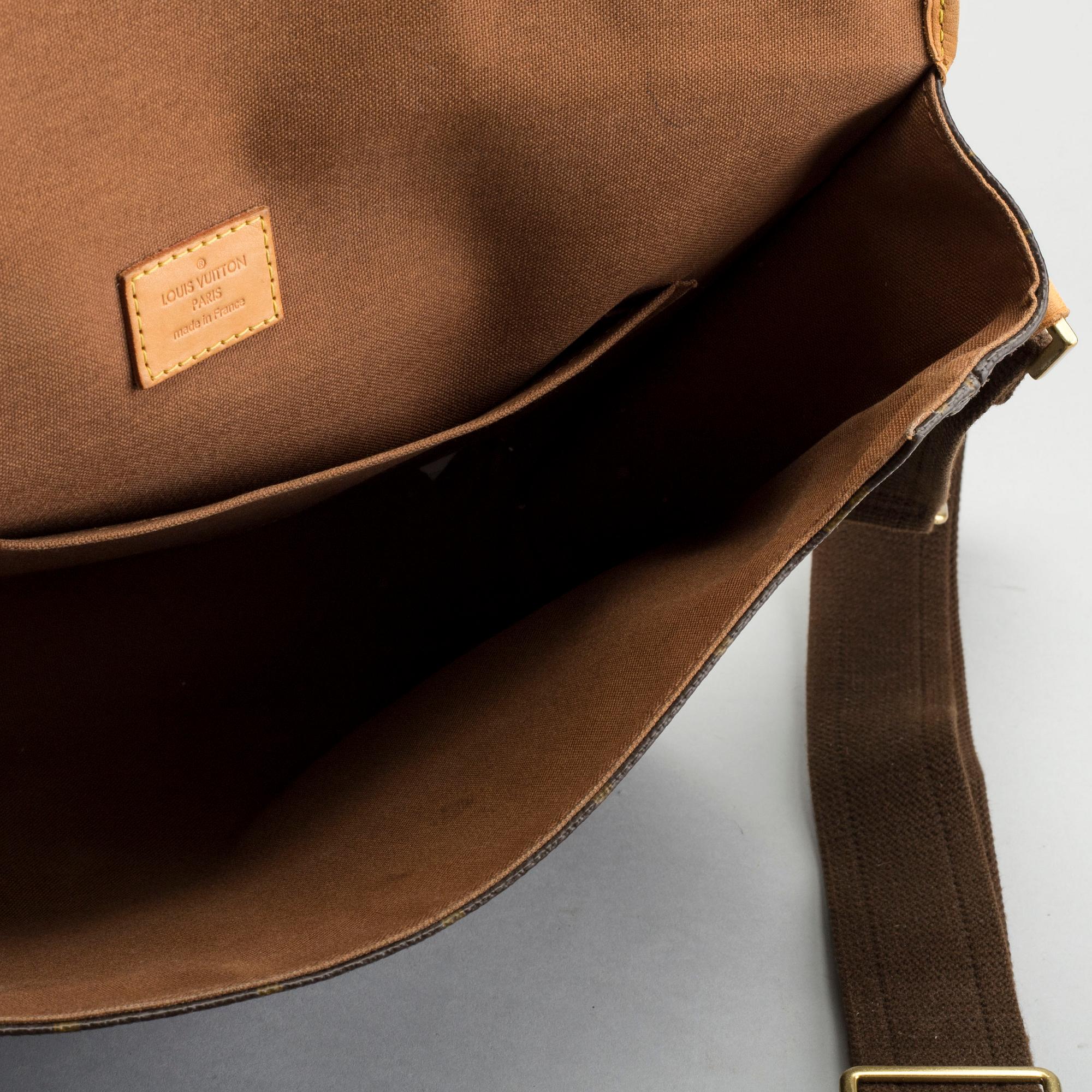 LOUIS VUITTON, messenger bag.