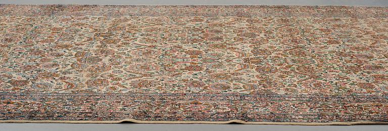 A carpet, a semi-antique Kerman, ca 510,5-513 x 315-318,5 cm.