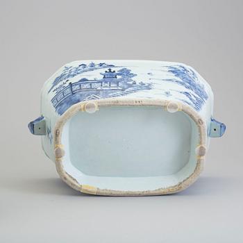 A blue and white tureen, Qing dynasty, Qianlong (1736-95).