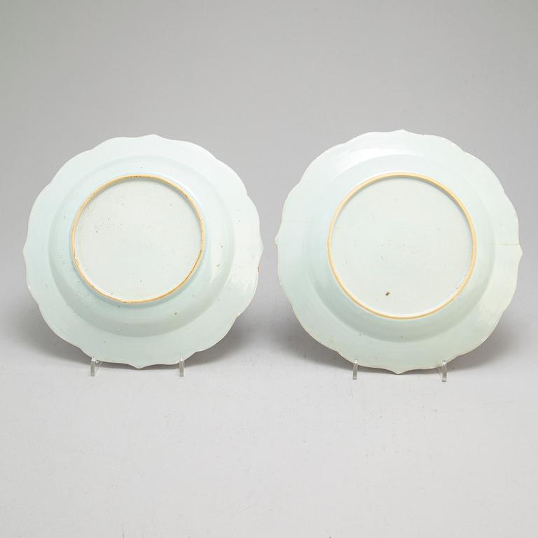 A part blue and white dinner service, Qing dynasty, Qianlong (1736-95). (22 pieces).