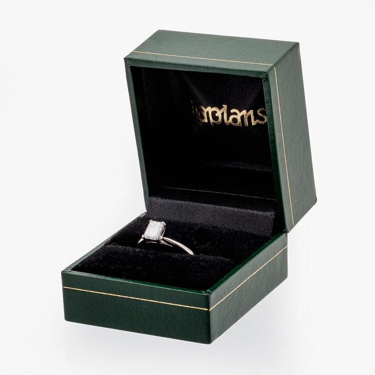 Ring platina med en smaragdslipad diamant 0,73 ct TW (G)/VS2, värderingsintyg Kaplans Stockholm 2020.