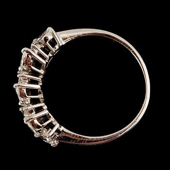 RING, 18 k vitguld, briljant och marquiseslipade diamanter tot ca 0.73 ct.