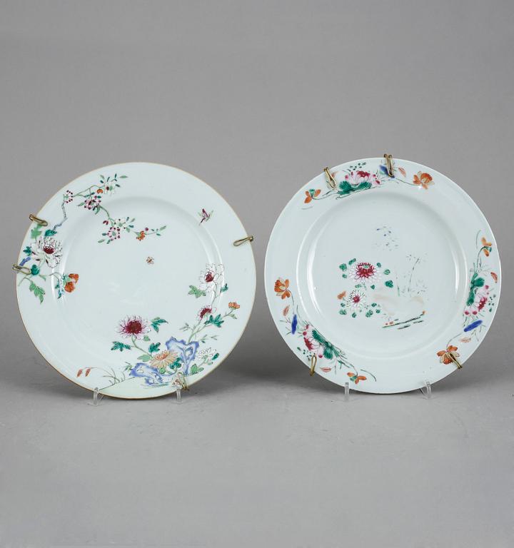 TALLRIKAR, 2 st, porslin, Kina, Qianlong 1736-95.
