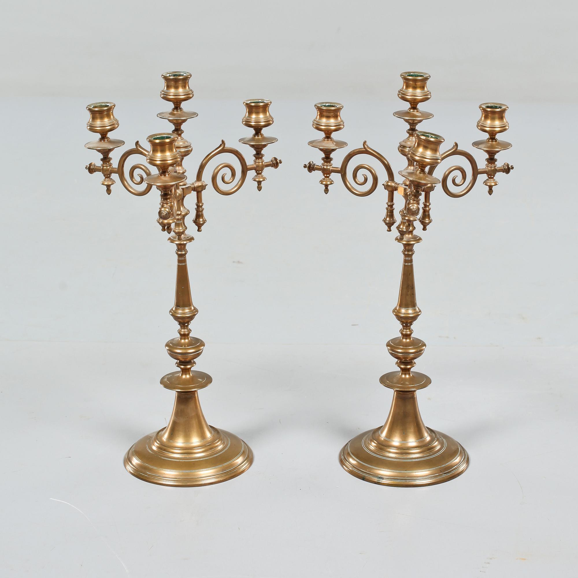 KANDELABRAR, ett par, mässing, troligen Skultuna, 1900-talets första del.