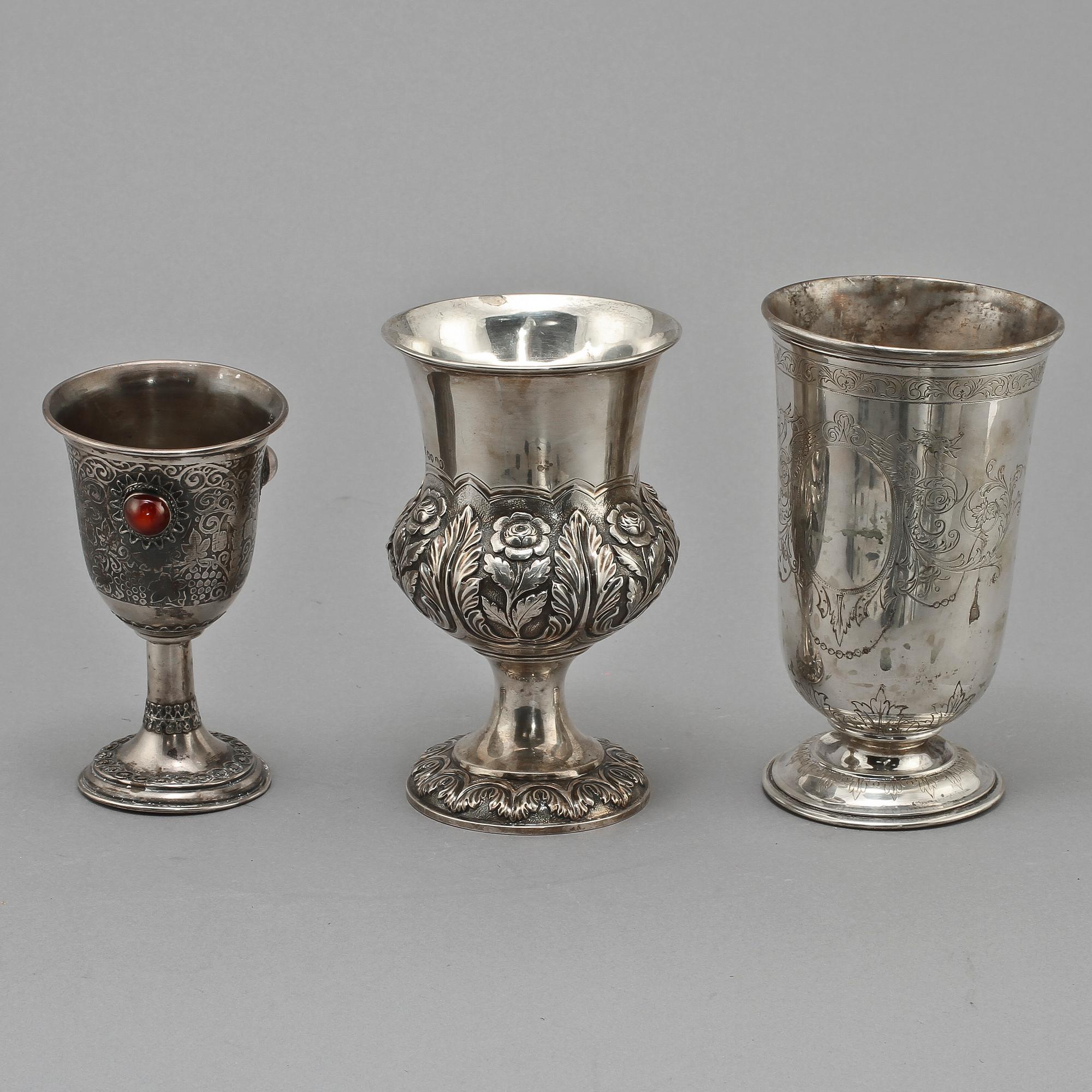 BÄGARE, 3 st, silver, England, Danmark resp Israel, 1800/1900-tal. Vikt 571 g.
