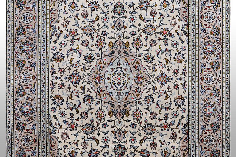 A carpet, Kashan, ca 293 x 191 cm.