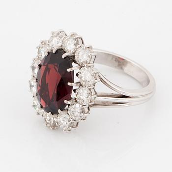 Ring, med ovalslipad granat ca 5.14 ct samt briljantslipade diamanter totalt ca 2.40 ct.