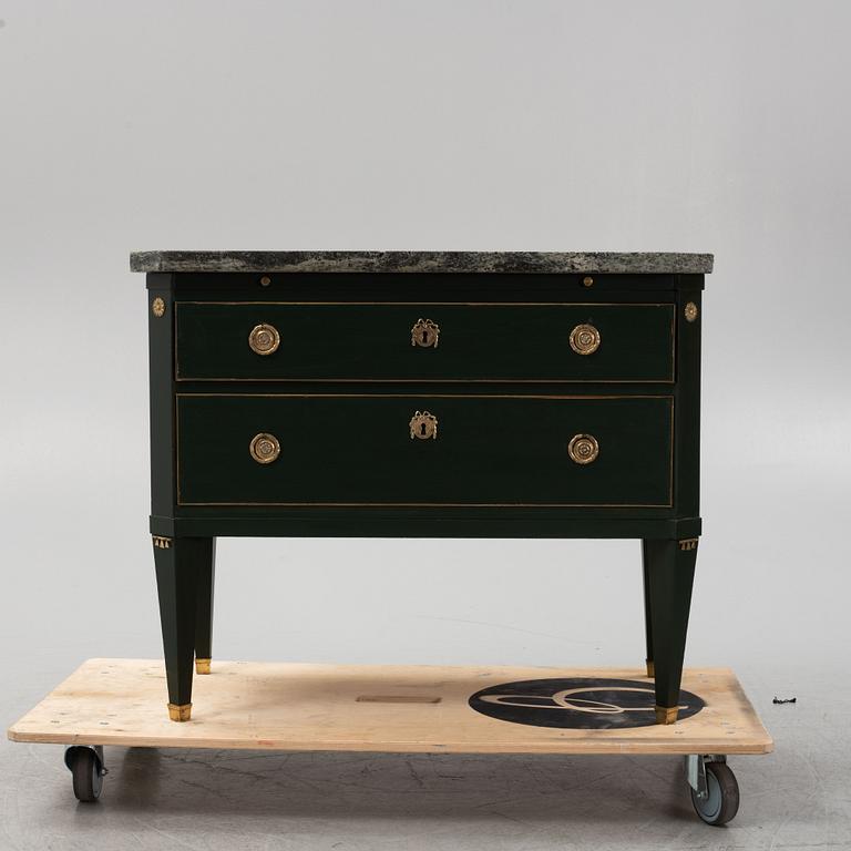 Byrå, gustaviansk stil, 1900-talets början.