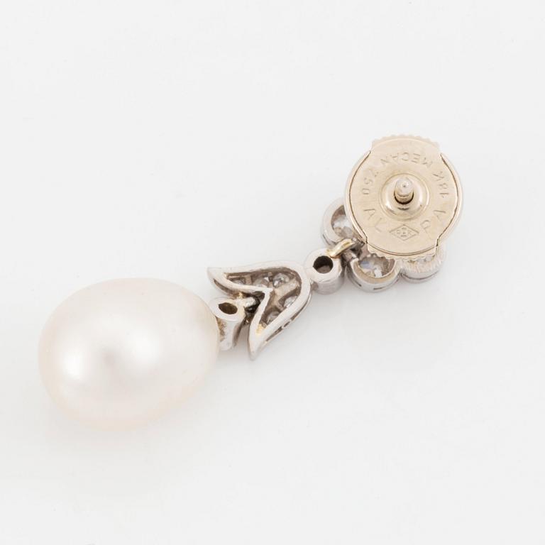 Ett par örhängen platina med droppformade pärlor samt åttkantslipade diamanter.