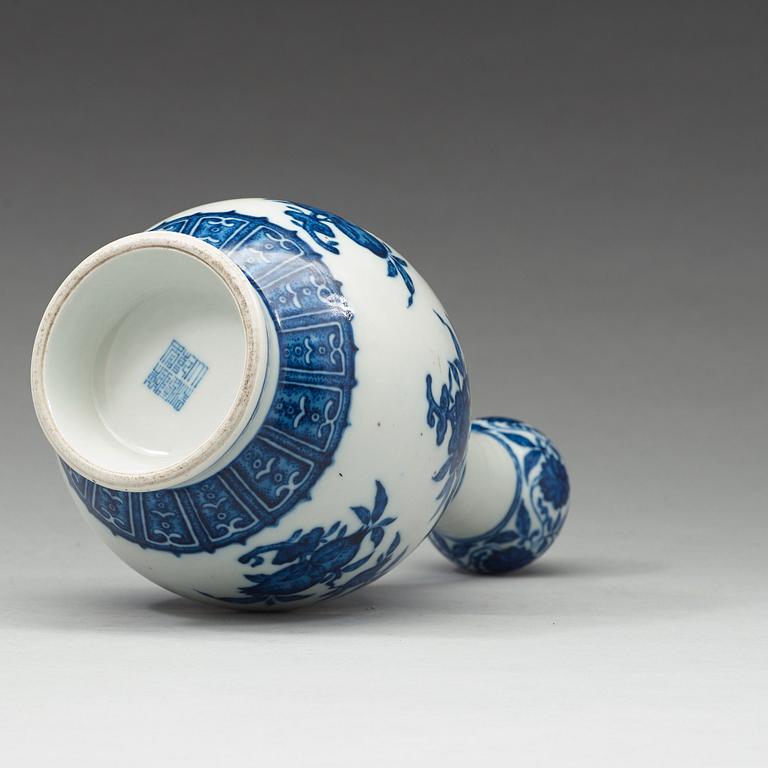 A blue and white 'garlic-head' vase, Qing dynasty, with Qianlongs mark.