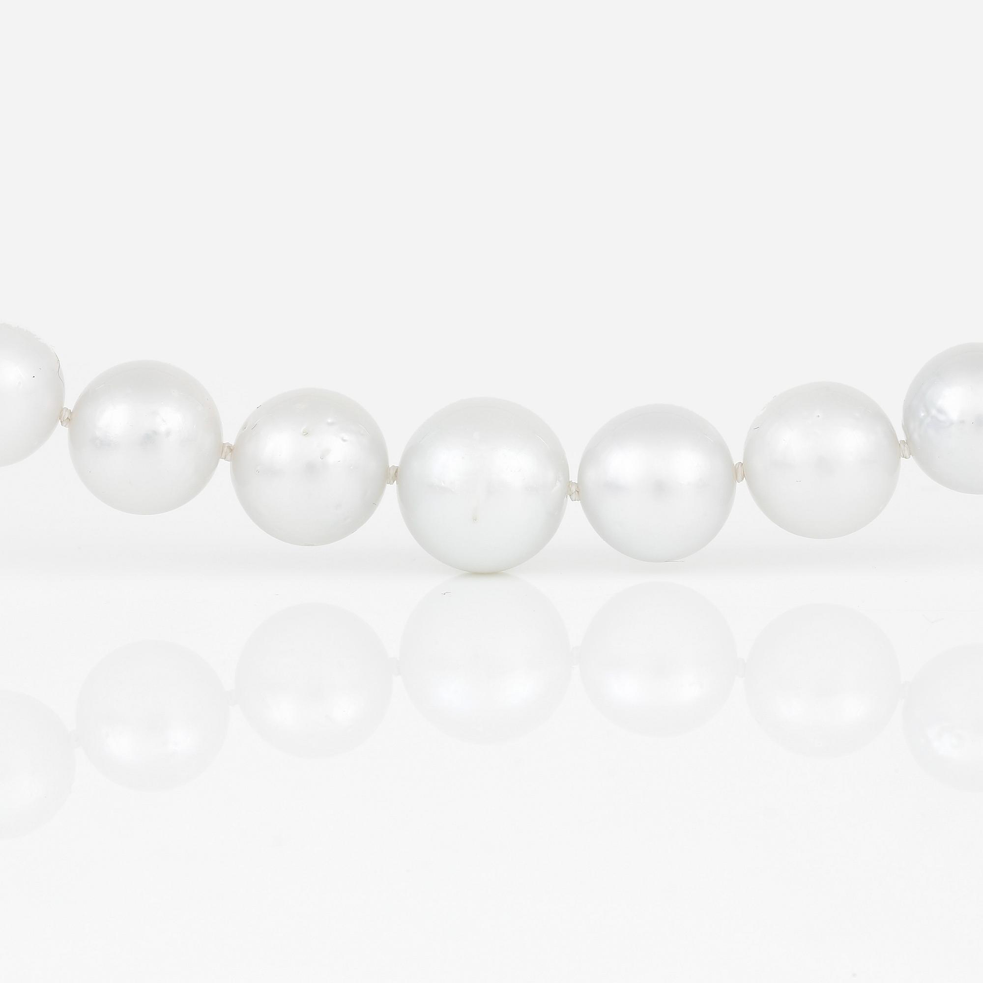 HALSBAND, med odlade 'South Sea' pärlor och rosenslipade vita safirer och diamanter.